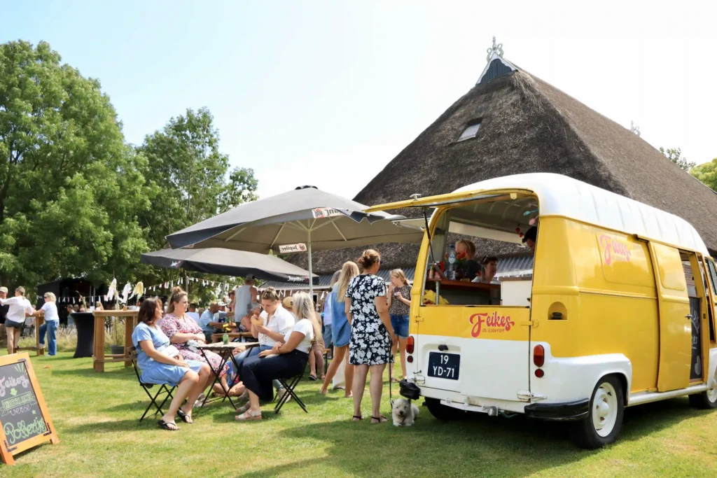 Feikes foodtruck poffertjes in Friesland tijdens een markt met terrasje | SimmerFair
