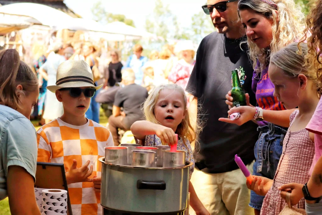 Kaarsen dippen tijdens een markt in Echtenerbrug | SimmerFair